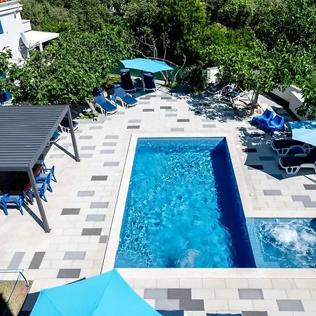 Adorami باشْكا